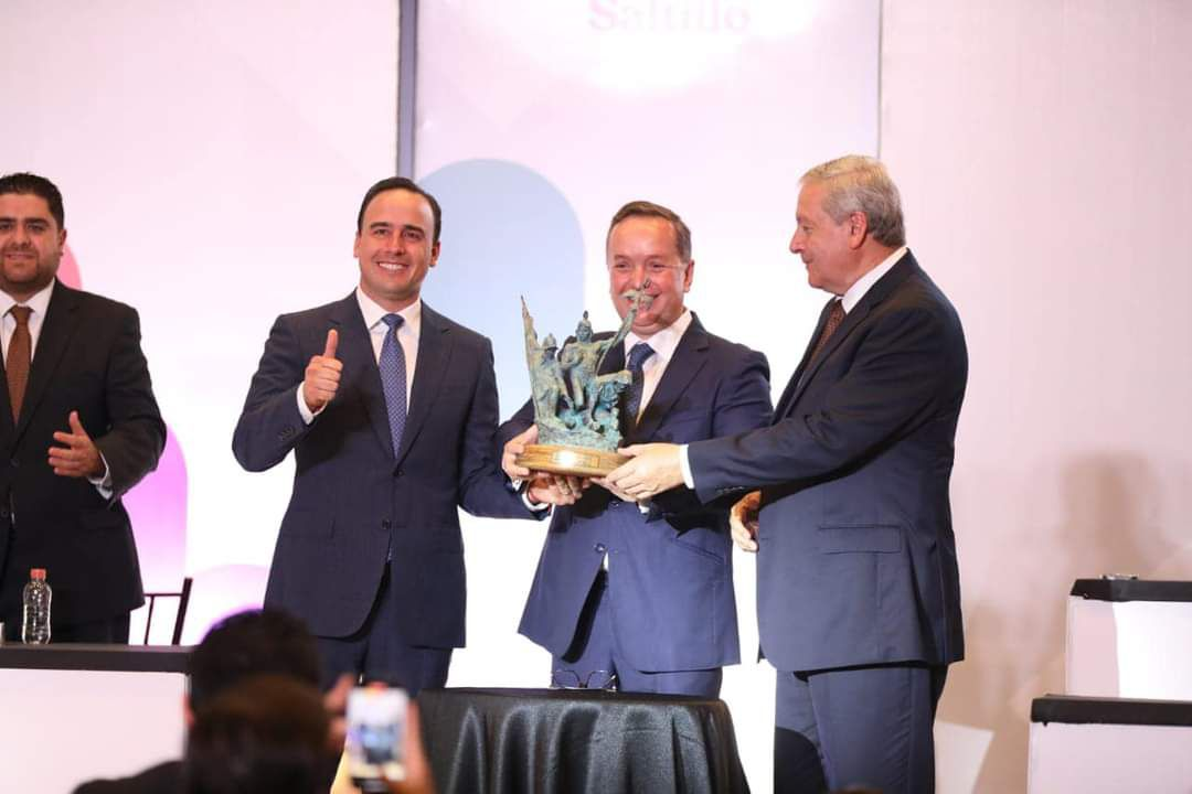 Entregan Manolo y Chema Presea Saltillo