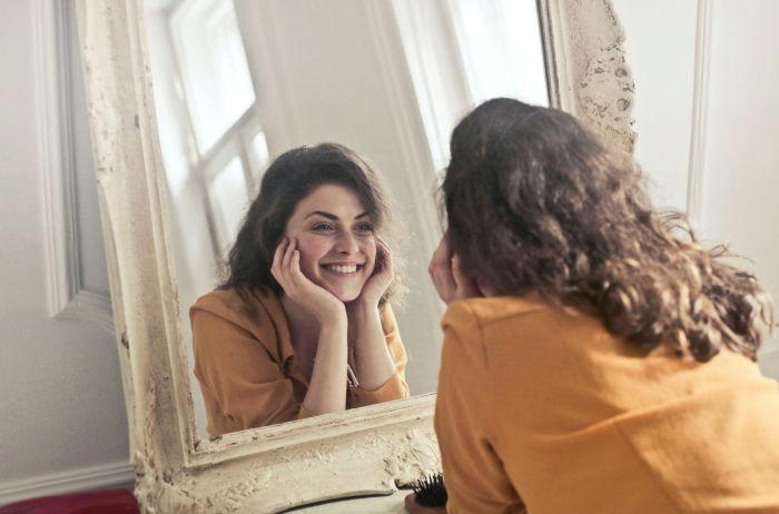 ¡Adiós a la tristeza! Los consejos de Harvard para ser más feliz después de los 40 años