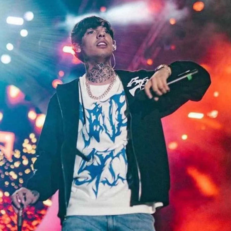 ¿Dan de beber «orina» a Natanael Cano en pleno concierto?; esta fue su reacción