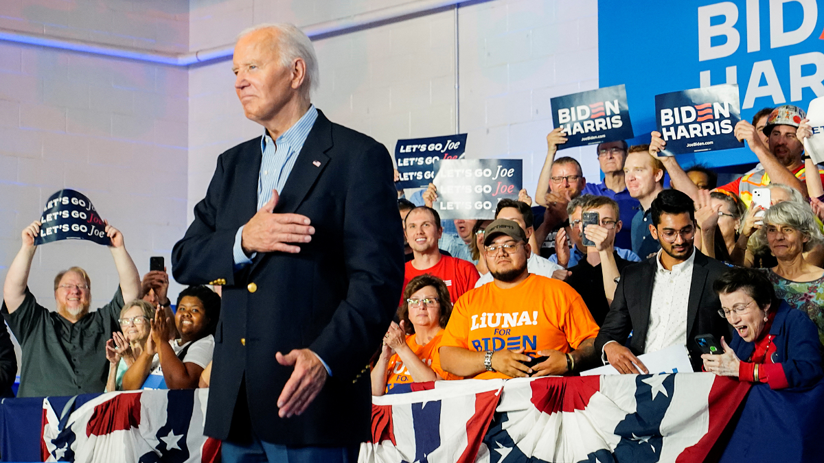 Biden desestima críticas e insiste en que seguirá en la contienda electoral de EU