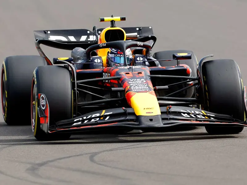 «Checo» Pérez progresa; tercero en práctica 2 en Gran Bretaña