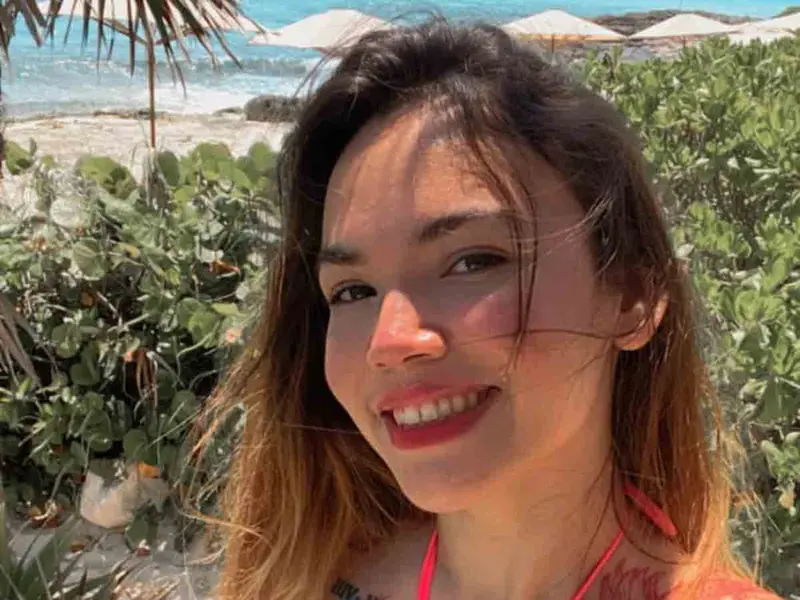 Sin dinero ni novio, jovencita rifa una cita; acaba boletos en hora