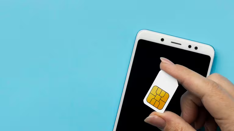 Adiós a las tarjetas SIM del móvil, así funcionan las eSIM para tener el mismo número