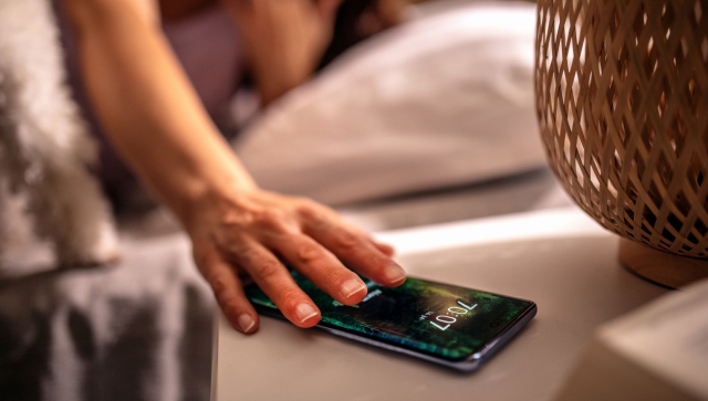 ¿Necesitas varias alarmas para despertarte por la mañana? Esto es lo que podría estar pasando, según los expertos