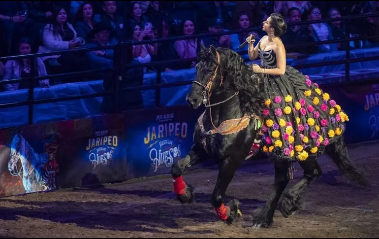 Ángela Aguilar responde a las críticas con canción de Jenni Rivera