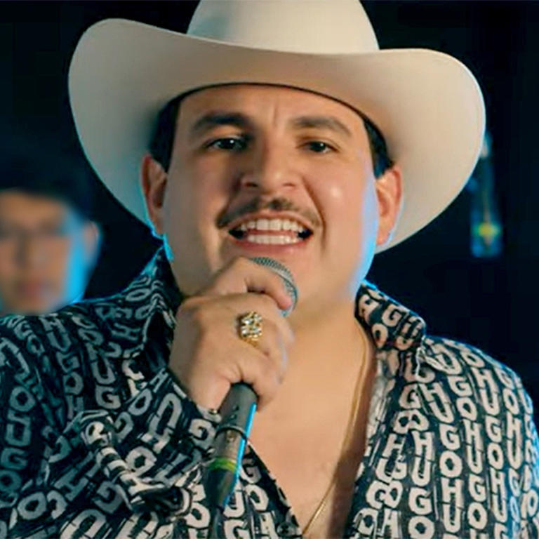 Cantante Tomás Ballardo se entrega a las autoridades de EUA, en Tijuana