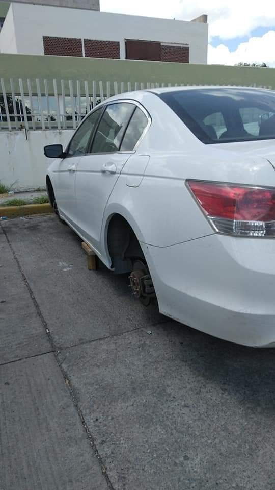 Roban llantas de vehículo estacionado afuera del IMSS