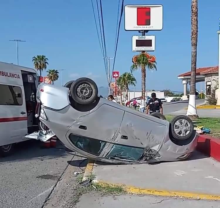 Vuelca conductora en pleno boulevard
