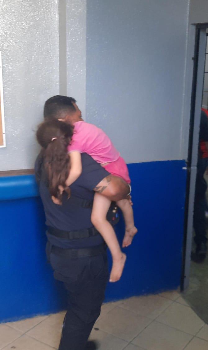 Acerca Pronnif a padres de niña que vagaba sola