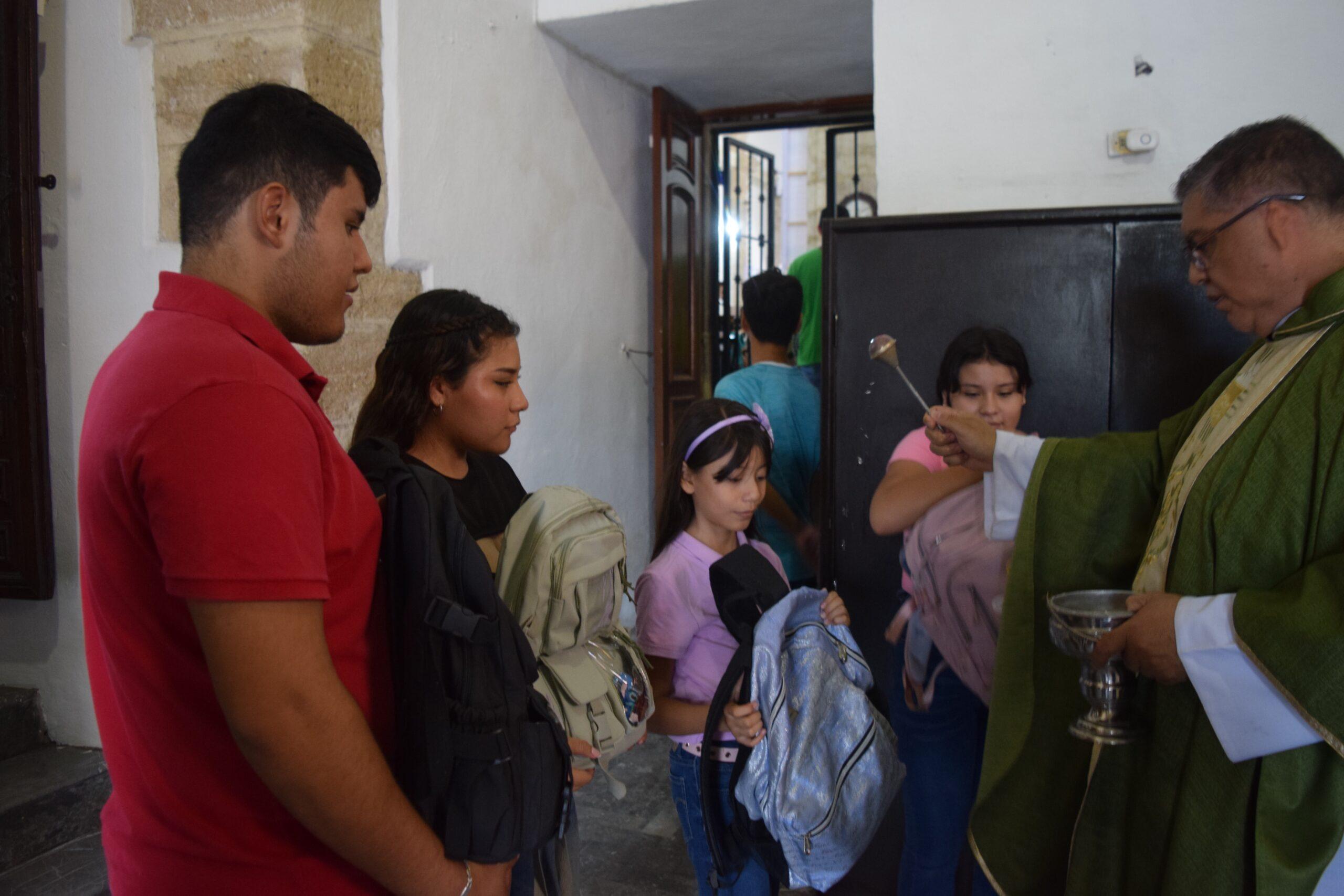 Bendicen las mochilas parroquias de la región