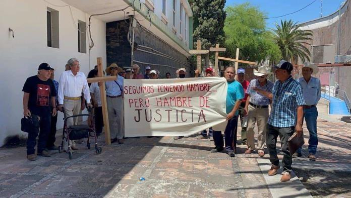 Protestarán con cruces pensionados del IMSS