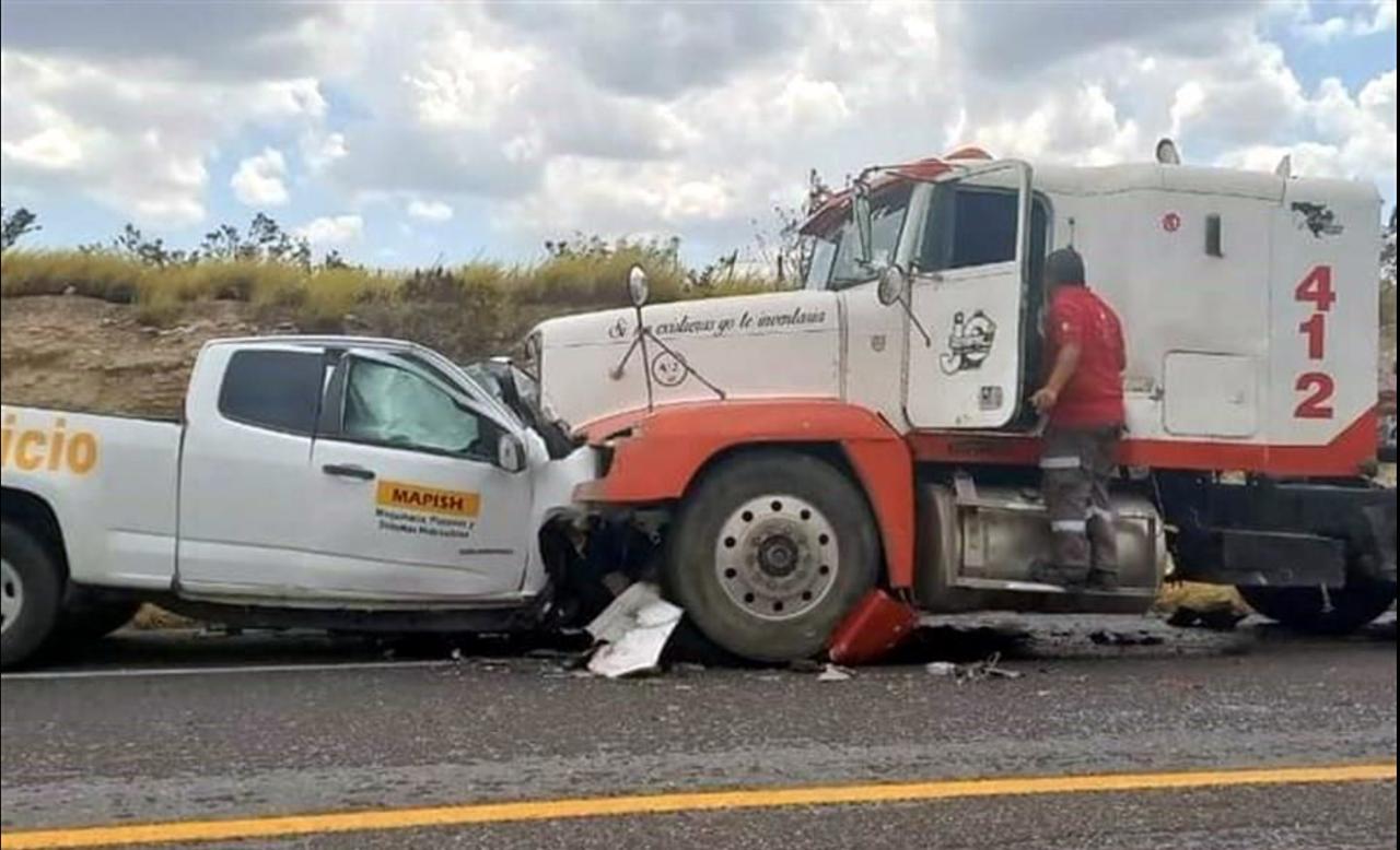 Muere conductor al chocar con un tráiler