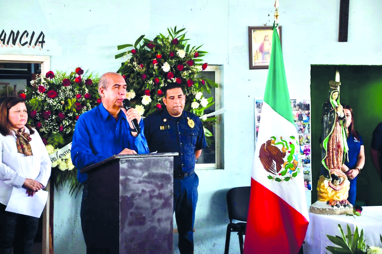Acompaña el Alcalde a bombero en despedida