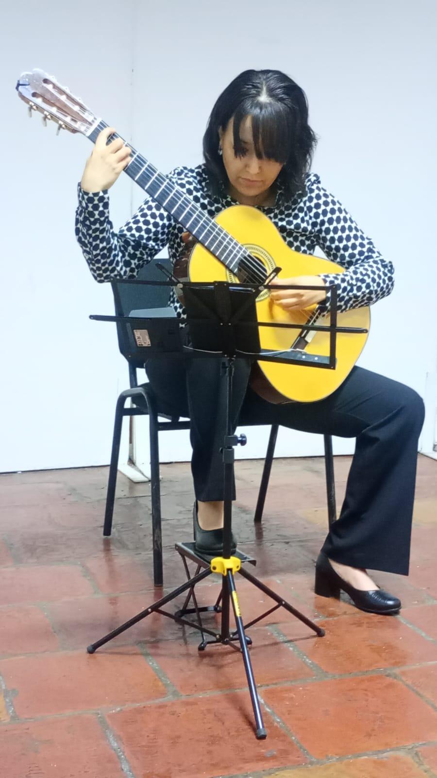 Cautiva Lucía Guerra virtuosa de la guitarra