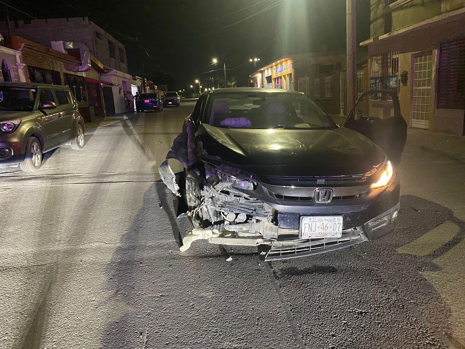 Pierde el control e impacta camioneta