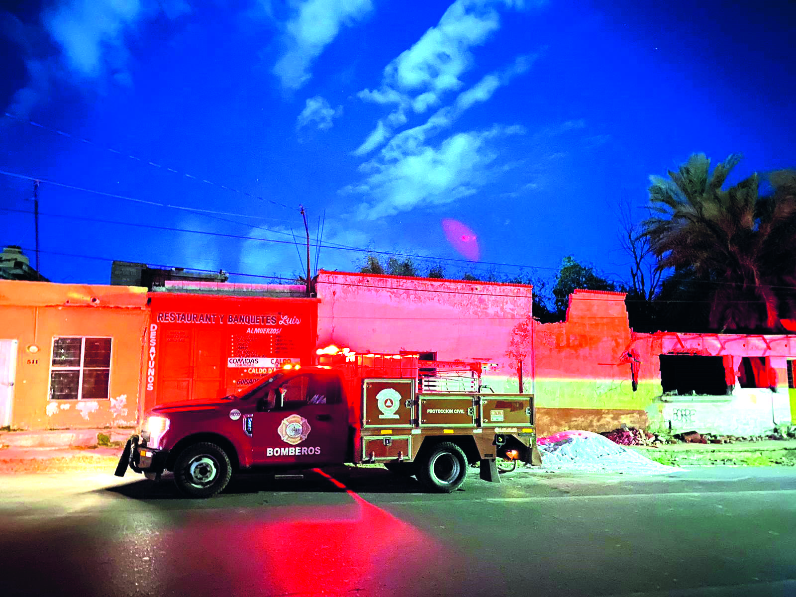 Sofocan bomberos incendio en el centro