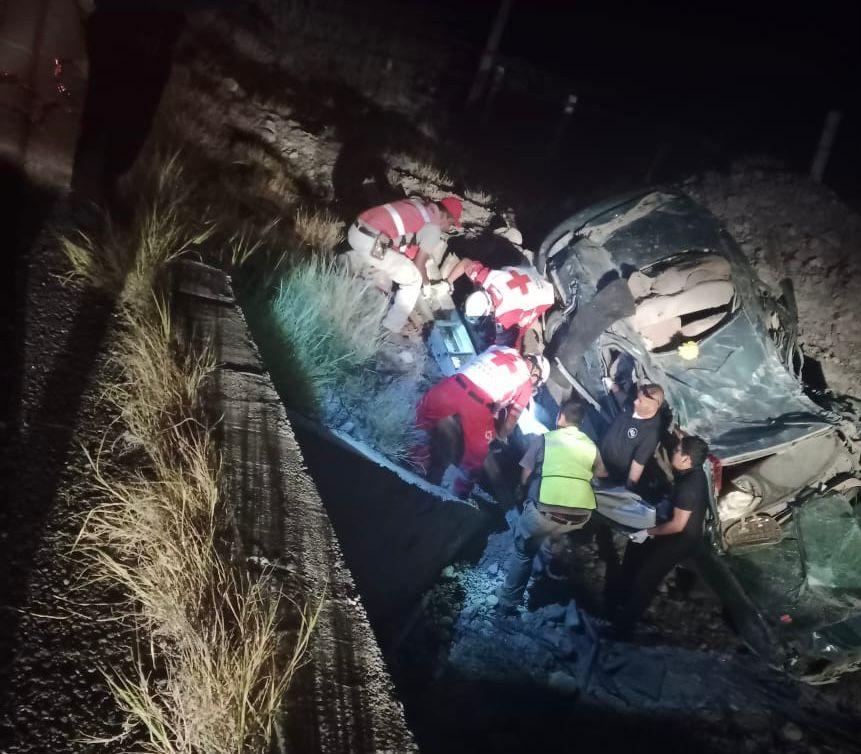Hombre fallece al volcar su vehículo