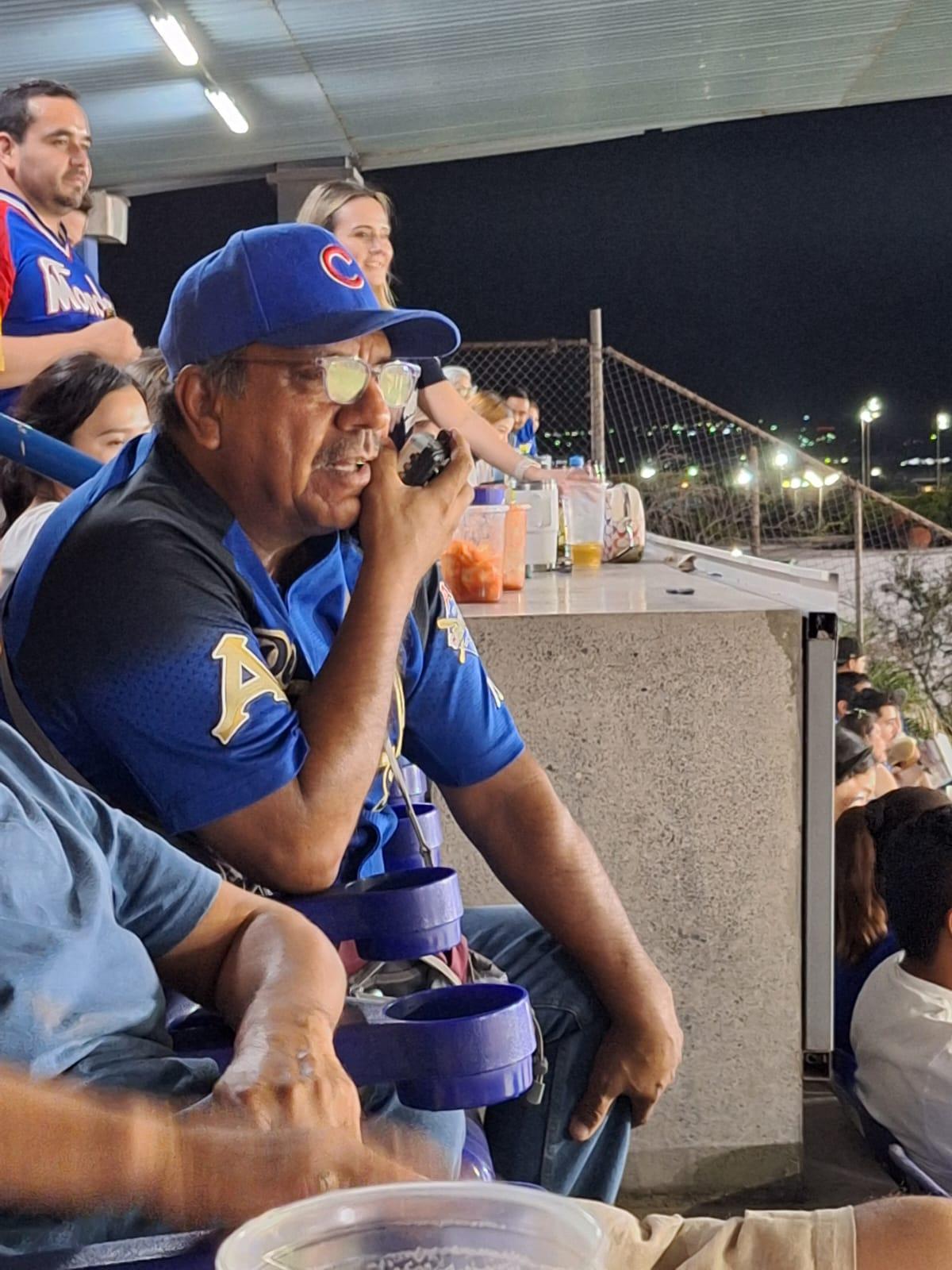 Con la radio en el oído… y el béisbol en la sangre