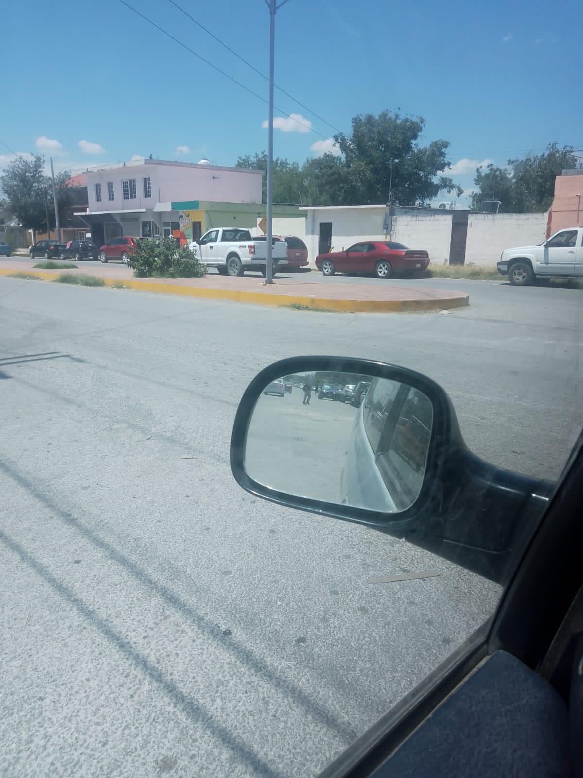 Reportan a sospechoso afuera de secundaria