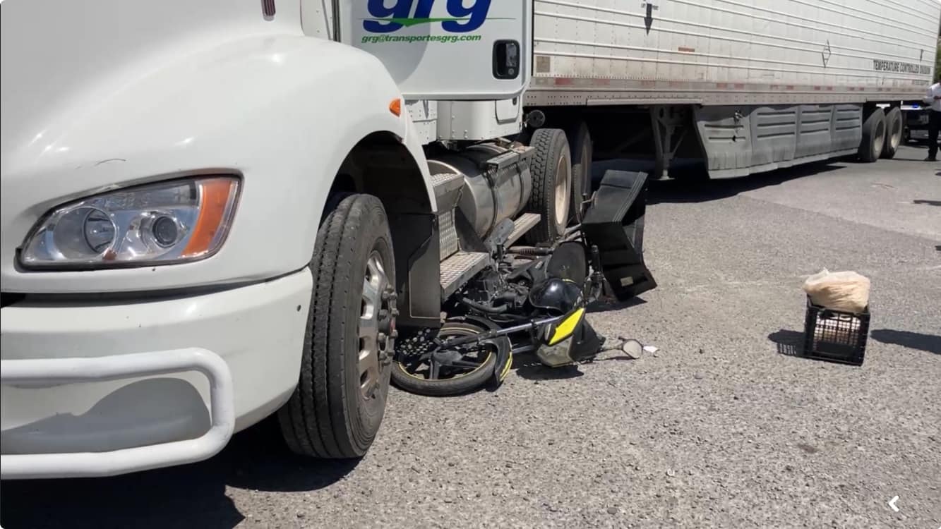 Grave un motociclista embestido por tráiler