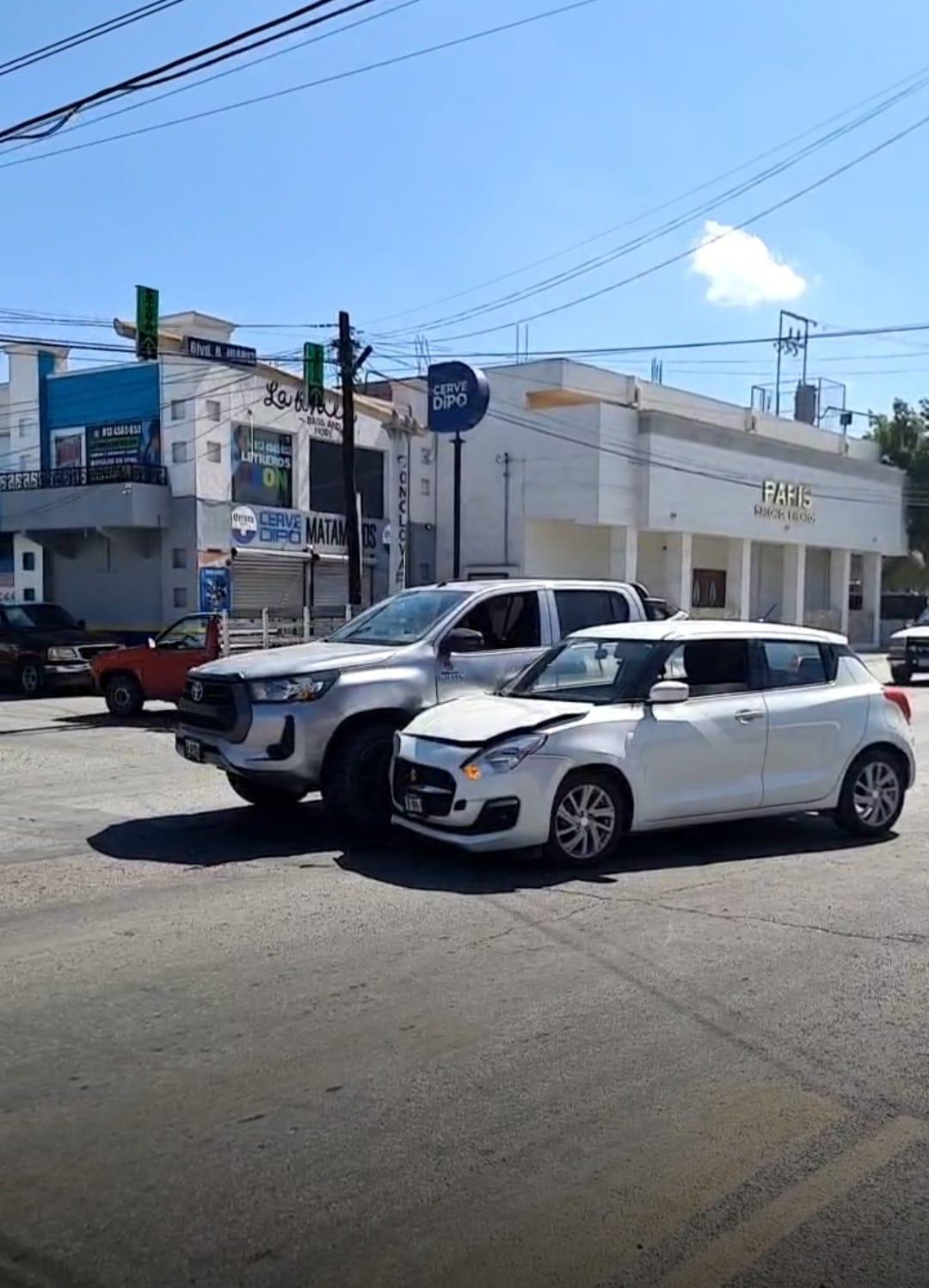 Se pasa alto y causa choque en El Pueblo