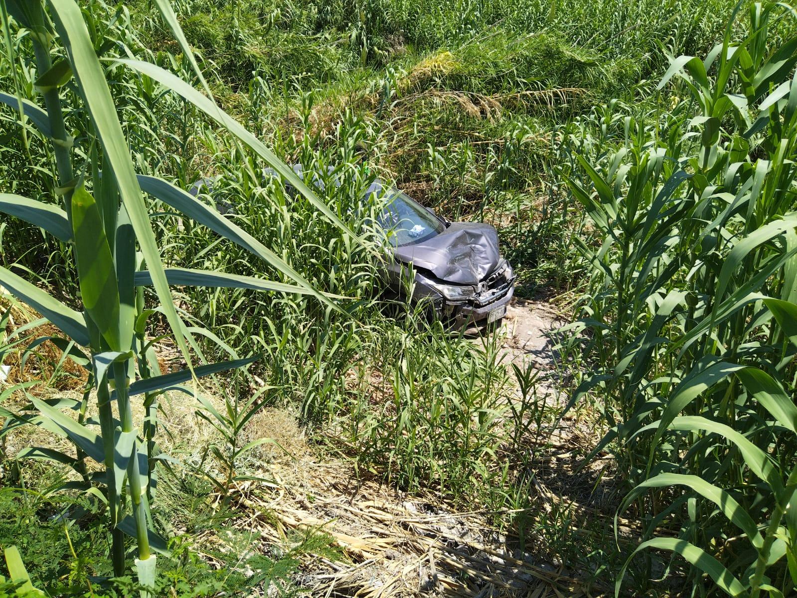 Impacta camión auto al fondo del río Monclova
