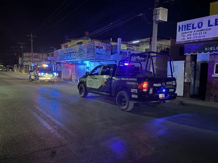 Se cuelga de camioneta que le impactó su moto