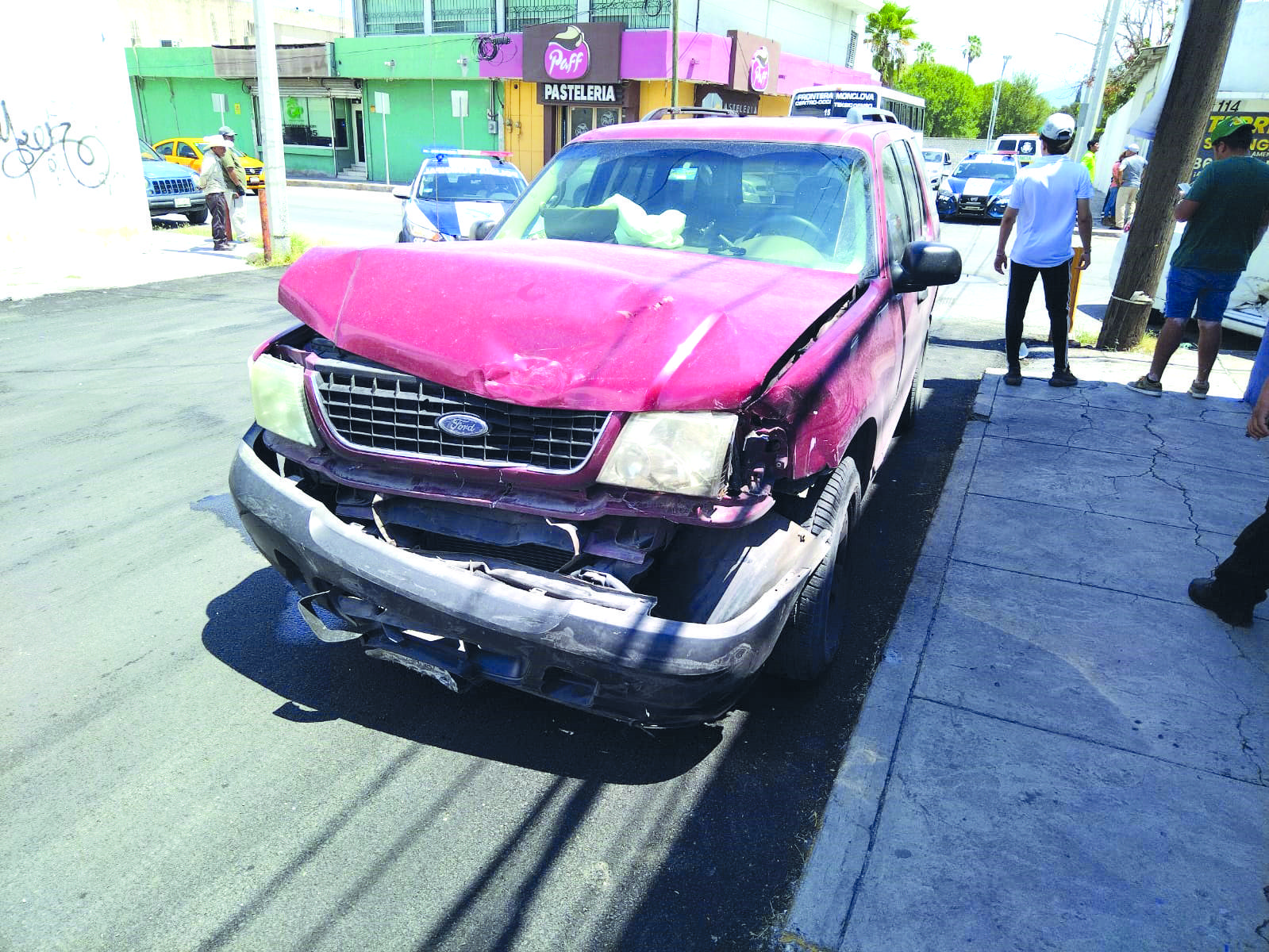 No respeta alto y se estampa contra Ford