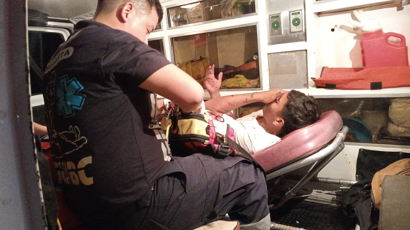 Emboscan a pedradas a joven motociclista