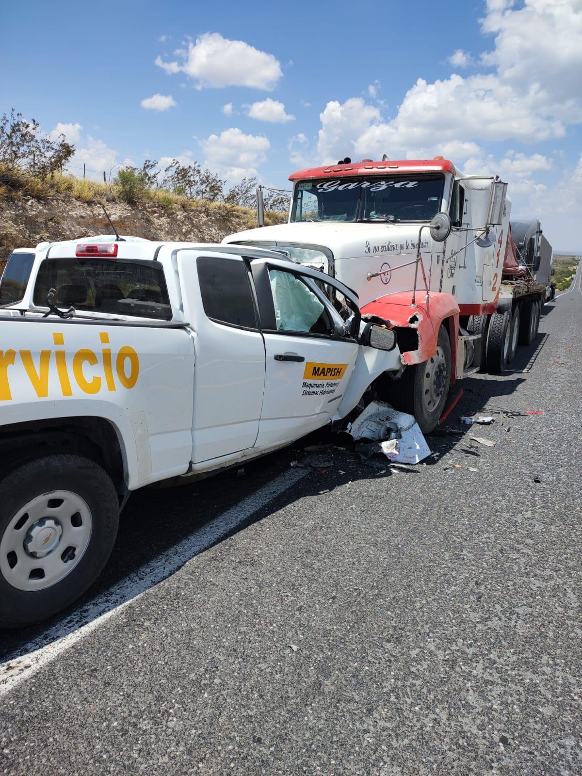 Muere al chocar contra tráiler en carretera 53