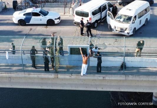Intenta tirarse al Bravo para evitar repatriación