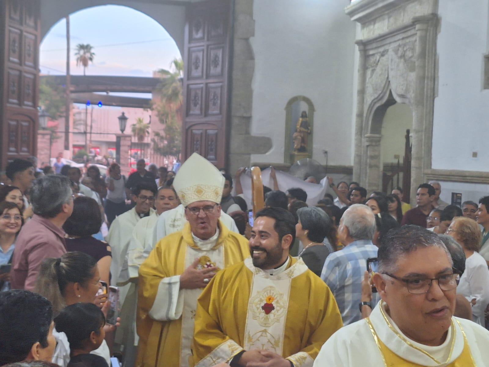 Inicia Padre Néstor labor en la parroquia Santiago