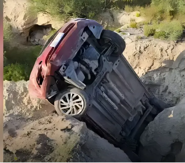 Cae auto a arroyo