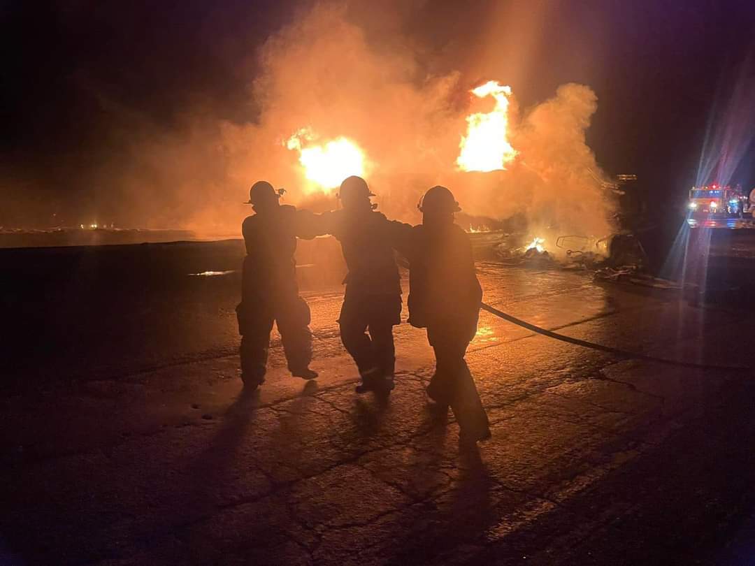 Moviliza a corporaciones incendio de pipa en la 57