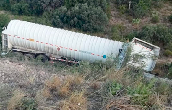 Vuelca pipa cargada con gas
