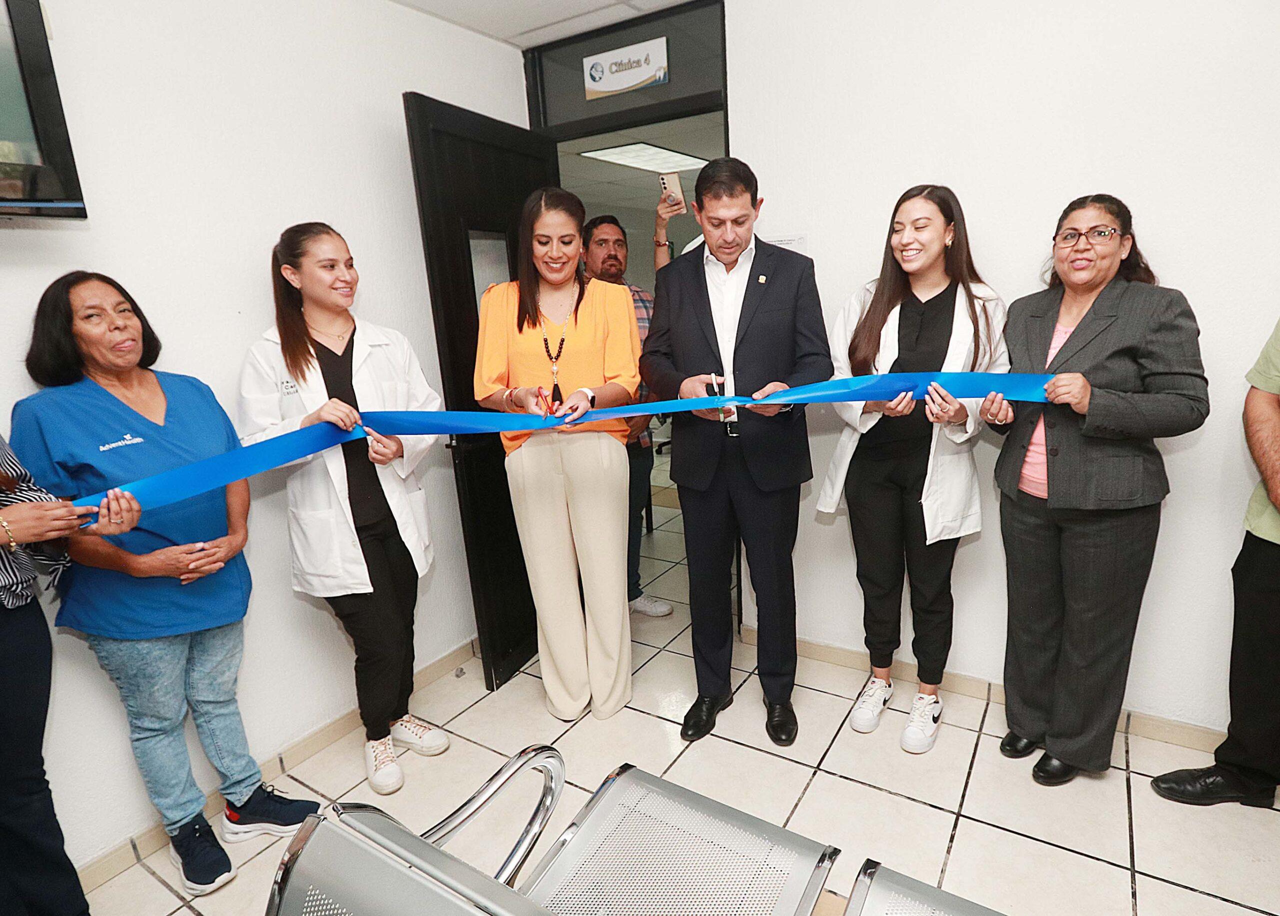 Entrega rector clínica de Facultad de Odontología