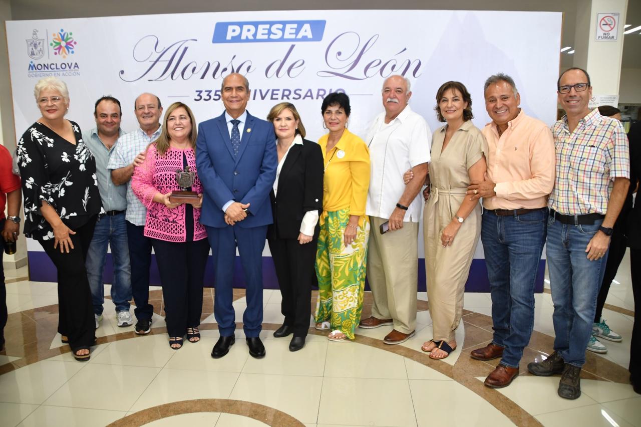 Distinguen a Lilia de la Fuente con presea Alonso de León