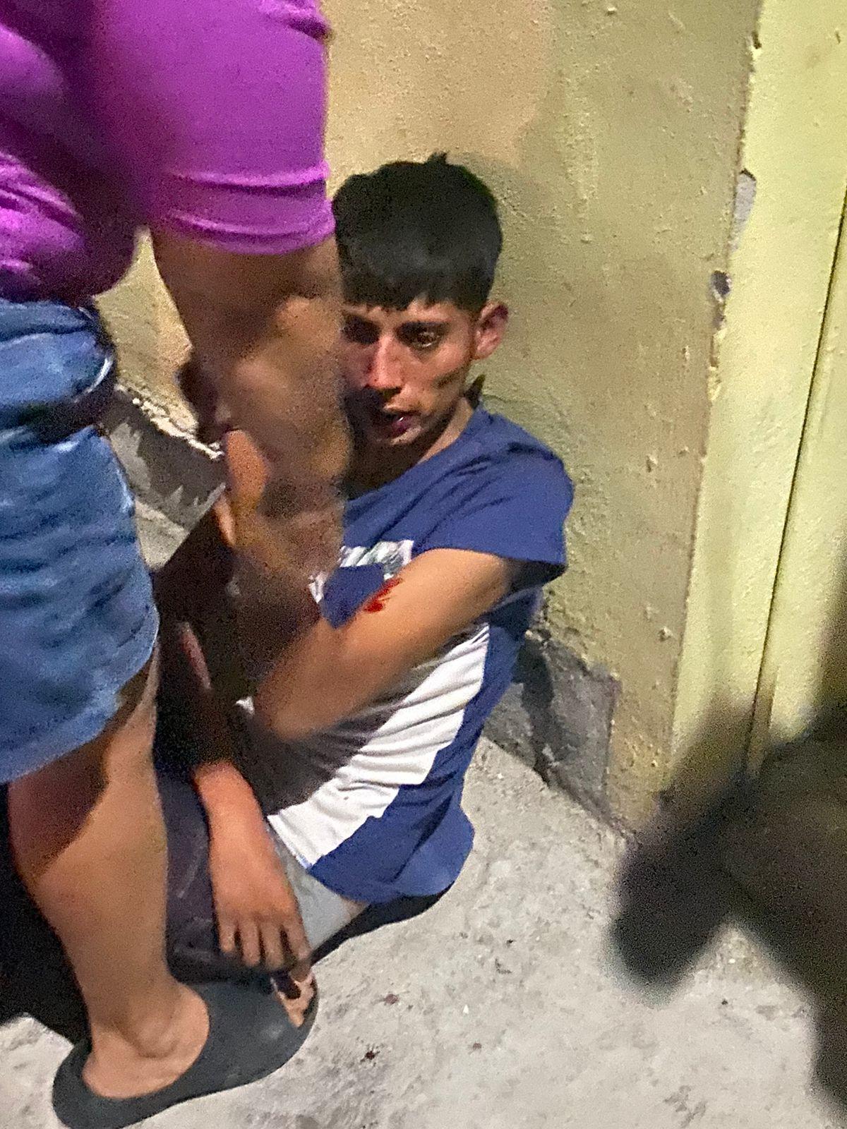 Detiene a ladrón y lo entrega a policía