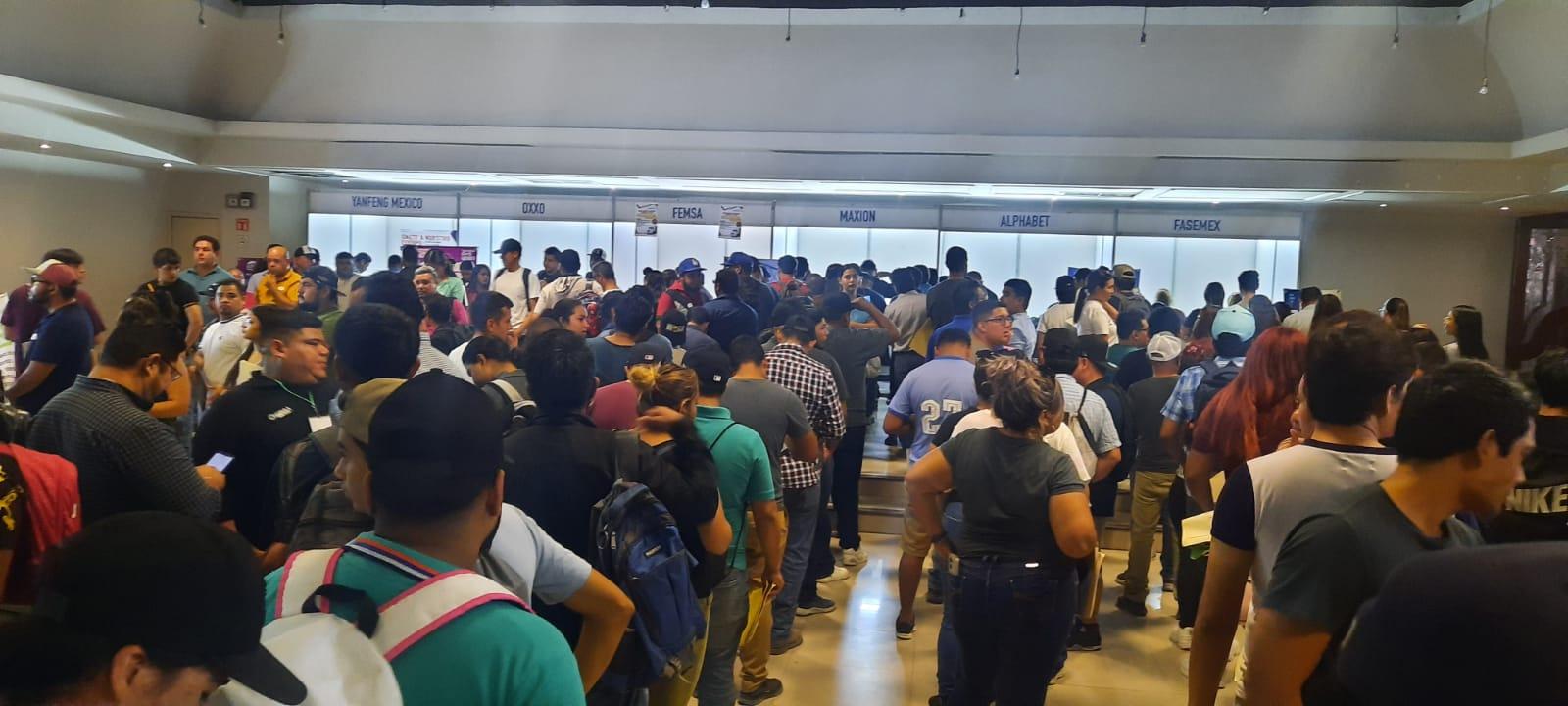 Abarrotan monclovenses segunda Feria de Empleo