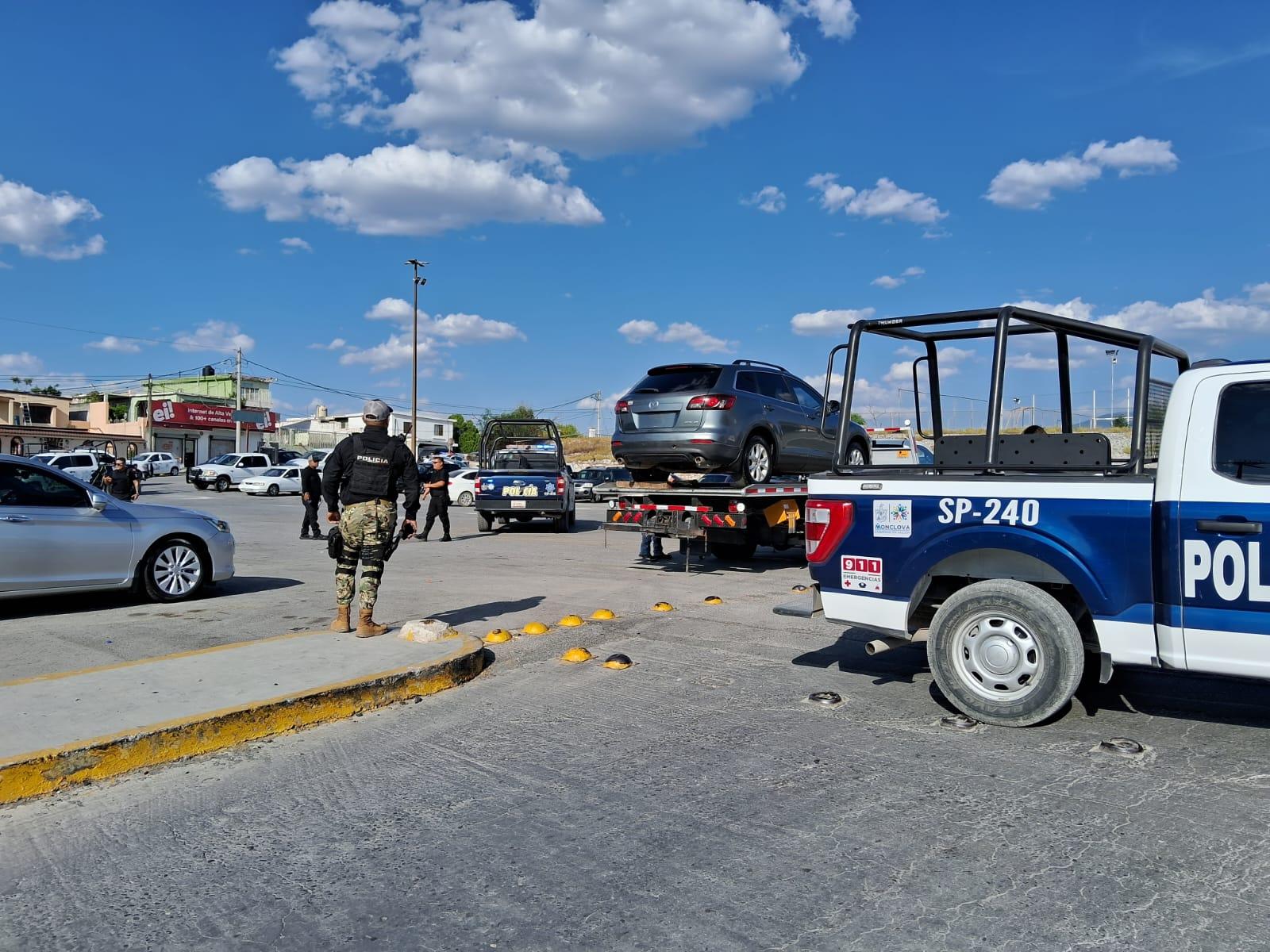 Desalojan en operativo lote de autos en Soriana