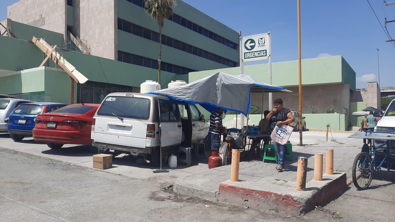 Obstruyen ambulantes áreas de discapacitados