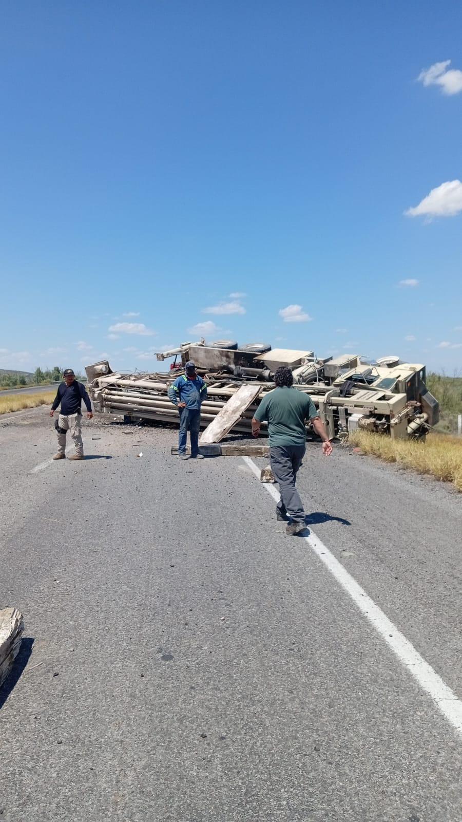 Vuelca grúa en la carretera 57