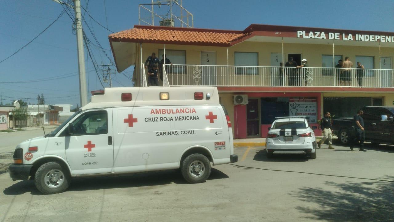 Queda inconsciente tras caer de bañera
