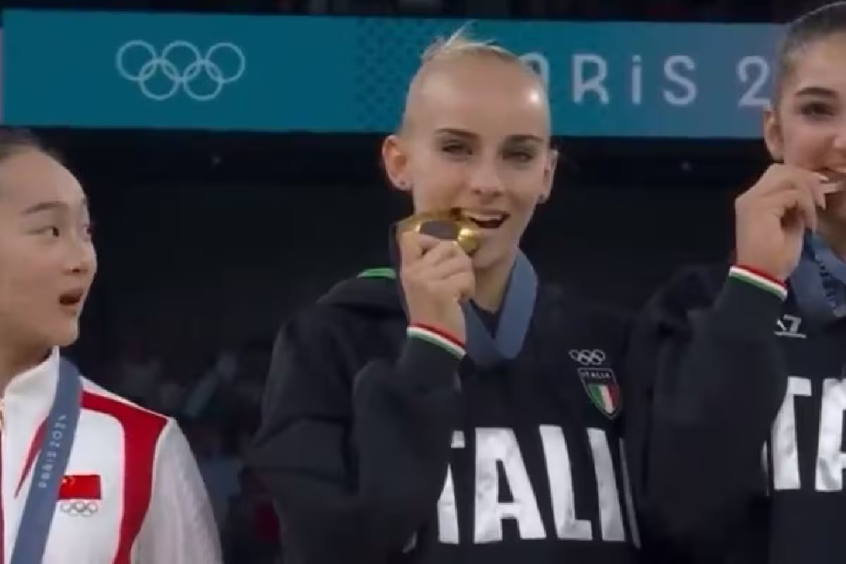 Atleta china se sorprende al observar la costumbre de morder las medallas olímpicas