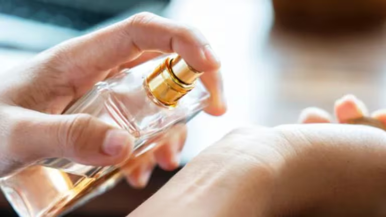 Qué es la fototoxicidad, la enfermedad de la piel y los ojos que puede provocar el uso de perfumes pirata