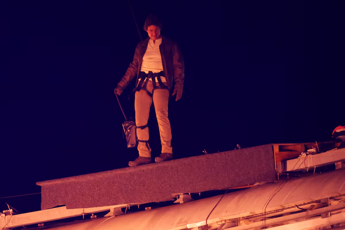 Al estilo Misión Imposible, Tom Cruise cae desde 35 metros para recibir la bandera olímpica