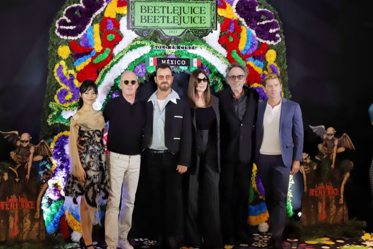 Jenna Ortega, Michael Keaton y Tim Burton visitan México para promocionar ‘Beetlejuice, Beetlejuice’.