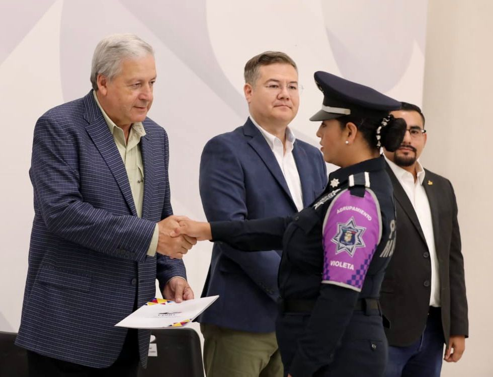 Capacitan en derechos humanos; mejora alcalde servicio policial