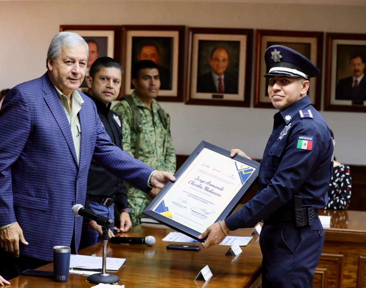 Reconoce Chema Fraustro a policías por actos heroicos