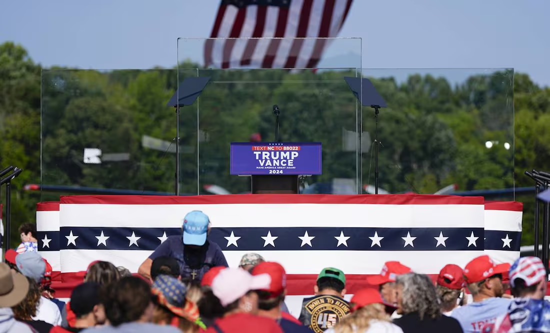 Protegido por vidrio antibalas, Trump celebra su primer mitin al aire libre tras intento de asesinato